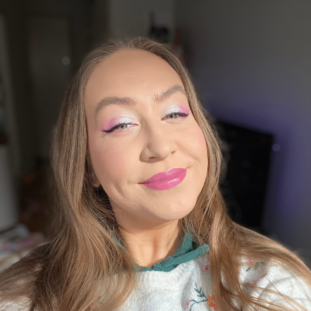 Naine kellel on tehtud silmameik valge "Talvepidu" lauvärviga ja roosa "Roosipidu" lauvärviga.