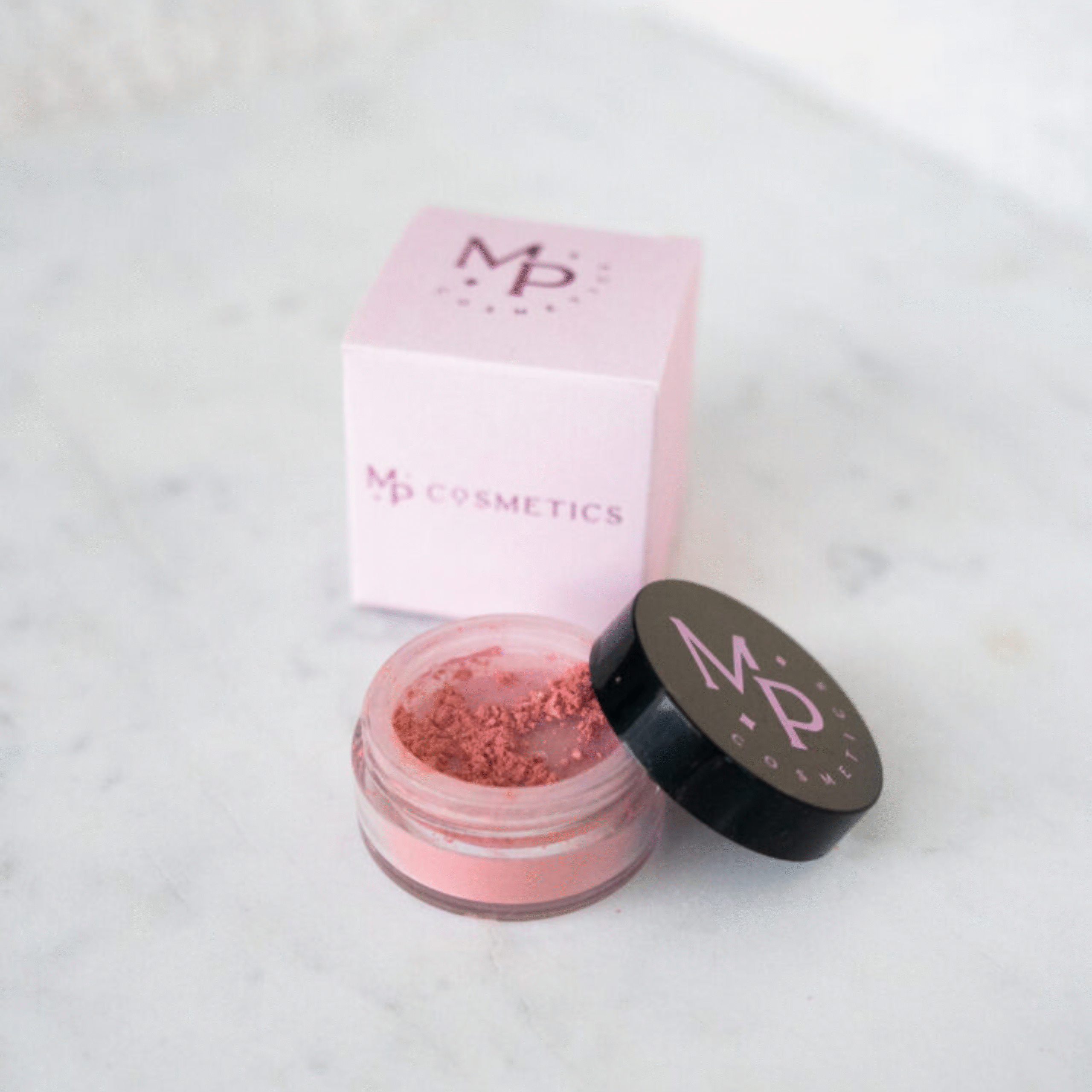 Kodu Roosa mineraalne põsepuna toonis "Printsessipale" musta kaanega potsikus ja roosa karp.