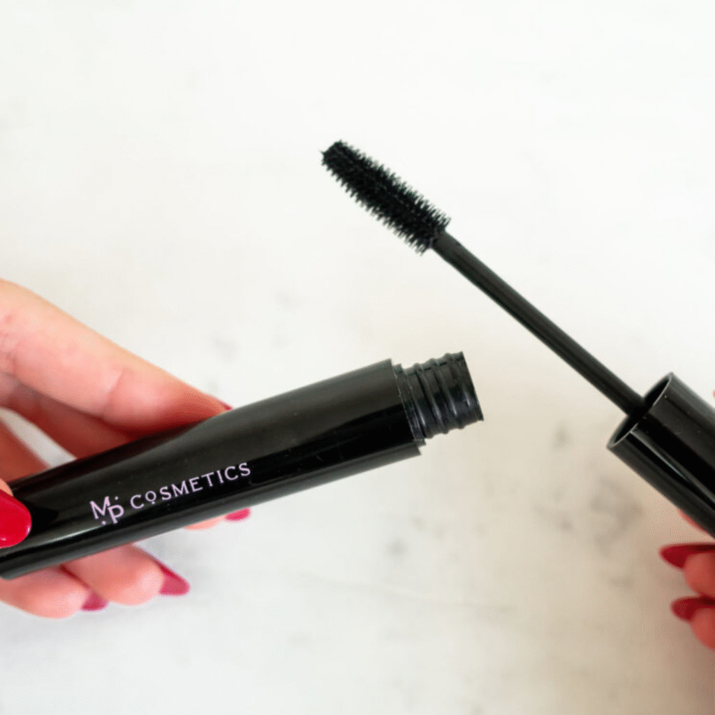 Niase käes on avatud Meigipeo mineraalne musta värvi ripsmetušš