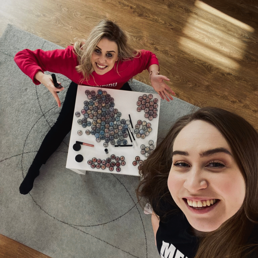 Kaks tüdrukut lauvärvidega