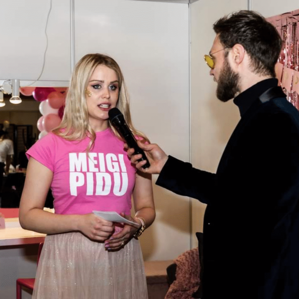 Meigipeo särgis naist intervjueerib õhtujuht.