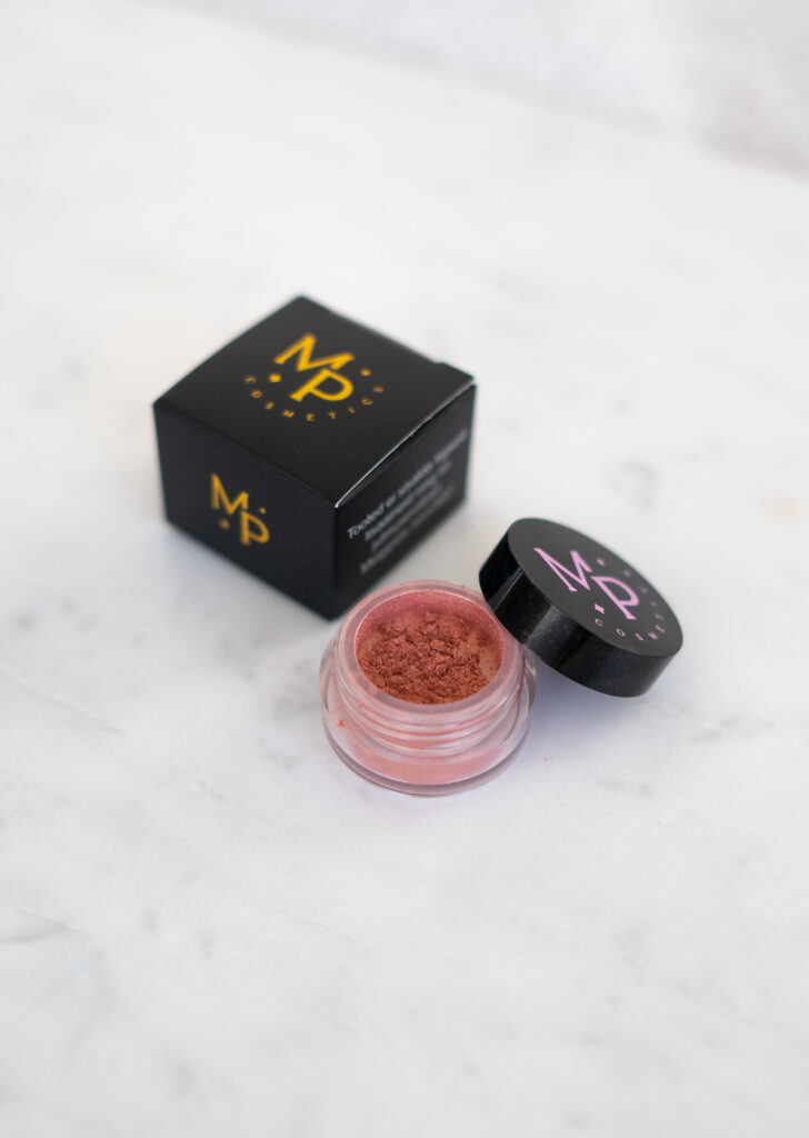 Blogi Roosakuldne mineraalne pulberlauvärv musta kaanega potsikus ja musta karbiga