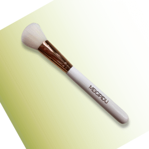 Valge käepidemega ja valgete karvadega põsepunapintsel koos kuldsete detailidega.