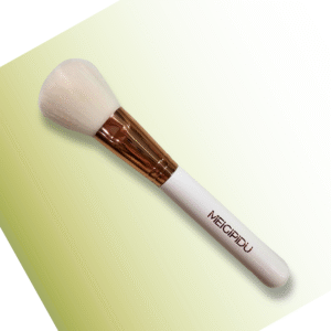 Valge käepidemega ja valgete karvadega puudripintsel koos kuldsete detailidega.