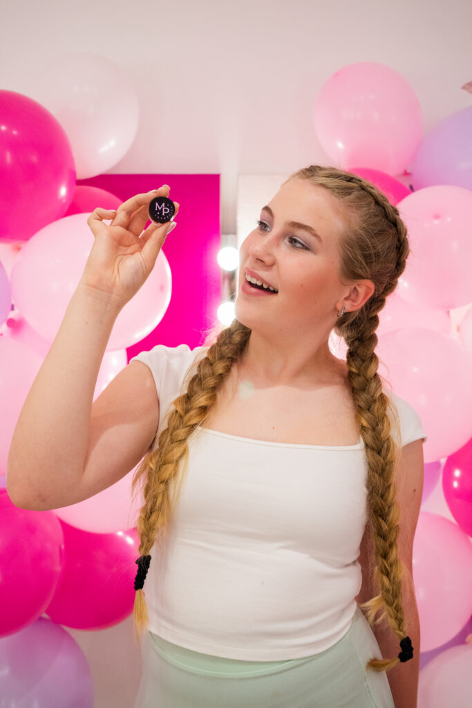 Blogi Patsidega tüdruk, kes on kasutanud mineraalset rohelist pulberlauvärv toonis "Metsapidu" oma silmameigis.