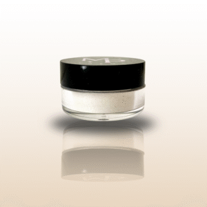 Mineraalne valge pulberlauvärv toonis "Talvepidu" ümara musta kaanega potsikus.