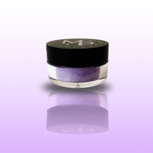 Mineraalne lilla pulberlauvärv toonis "Lillepidu" ümara musta kaanega potsikus.