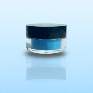 Mineraalne sinine pulberlauvärv toonis "Merepidu" ümara musta kaanega potsikus.